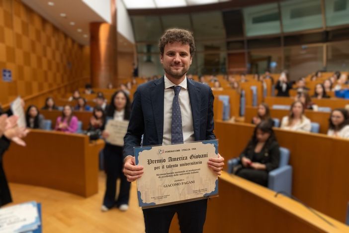 Il neolaureato Giacomo Pagani ottiene il Premio America Giovani Il neolaureato Giacomo Pagani ottiene il Premio America Giovani