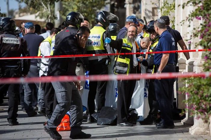 Attentato a Gerusalemme, 4 morti e almeno 15 feriti. Uccisi 2 terroristi Attentato a Gerusalemme, 4 morti e almeno 15 feriti. Uccisi 2 terroristi