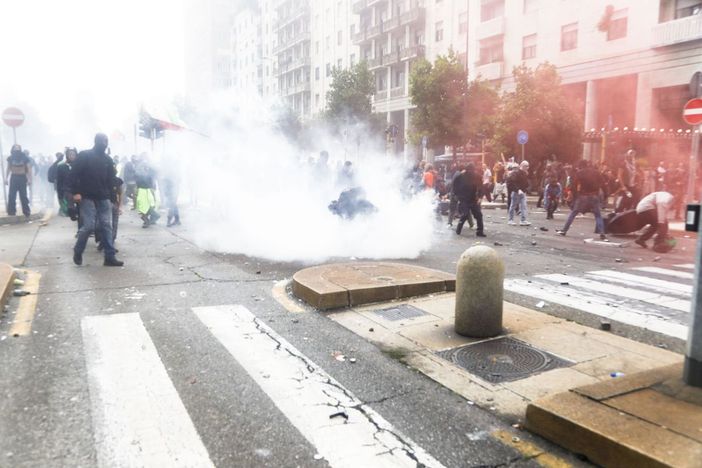 Italia in piazza per Gaza. Scontri a Milano, bloccata autostrada Bologna