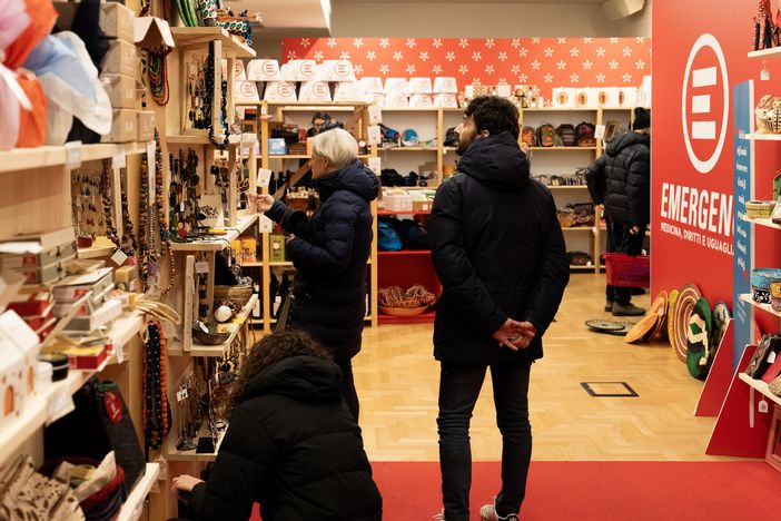 Per un Natale di diritti: ad Aosta il negozio di Emergency tra cure, artigianato e pace