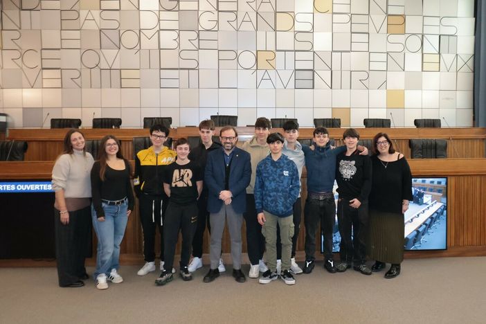 Portes ouvertes: la II A del Manzetti torna in aula consiliare e riscopre la politica dal vivo