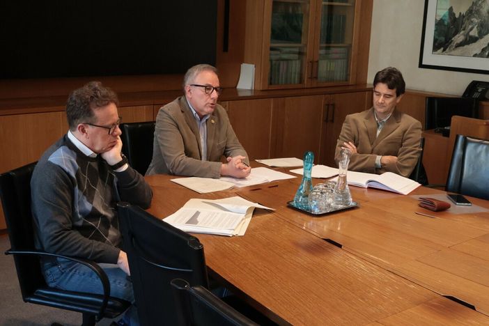 Al centro Giulio Grosjacques