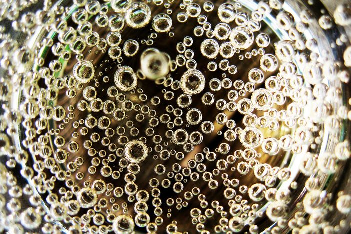 Bolle dal mondo alla cieca: nove spumanti in degustazione con AIS Valle d’Aosta
