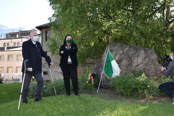 Il presidente Testolin e Erika Guichardaz al munumento di via Festa ad Aosta