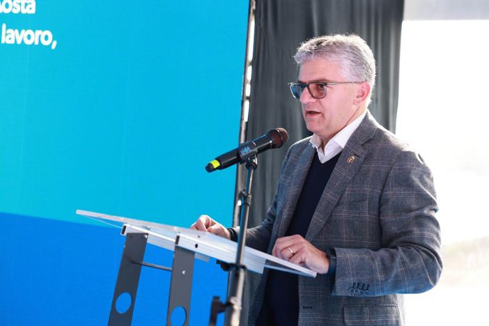 Luigi Bertschy assessore regionale Sviluppo economico, Formazione e lavoro, Trasporti e Mobilità sostenibile Luigi Bertschy assessore regionale Sviluppo economico, Formazione e lavoro, Trasporti e Mobilità sostenibile