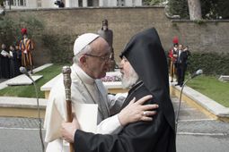 PAPA: Un nuovo padre nei giardini vaticani