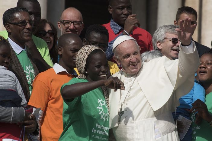 Papa Bergoglio 'circondato' da migranti Papa Bergoglio 'circondato' da migranti