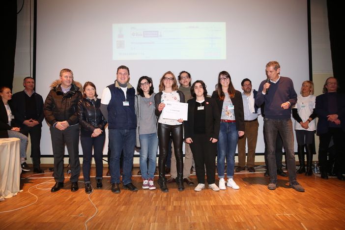 I vincitori del premio, Palinodie e, sotto, da sinsitra secondi e iwerzi classificati ed il gruppo più giovane