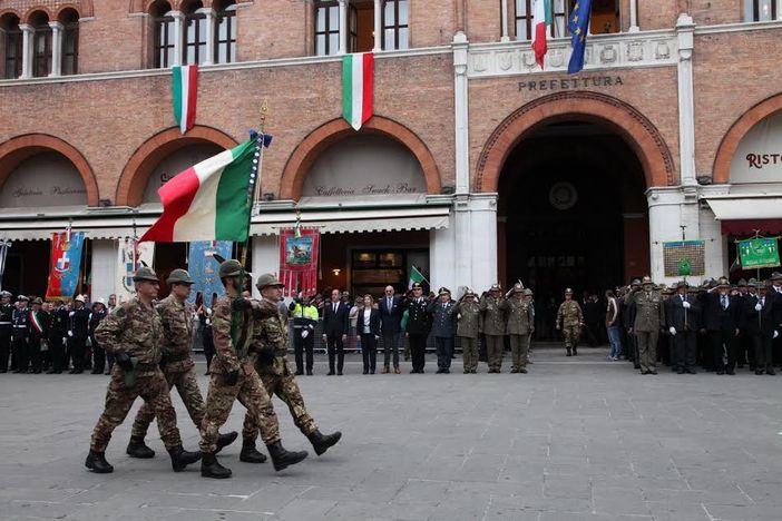 Bagno di folla a Treviso per la Bandiera di Guerra del 7° reggimento Bagno di folla a Treviso per la Bandiera di Guerra del 7° reggimento