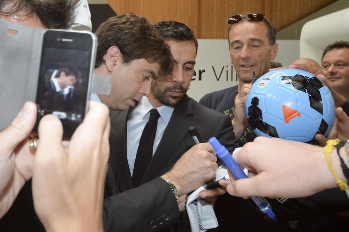Agnelli firma gli autografi circondato dai tifosi al Summer Village di Chatillon (fonte calcio.fanpage)