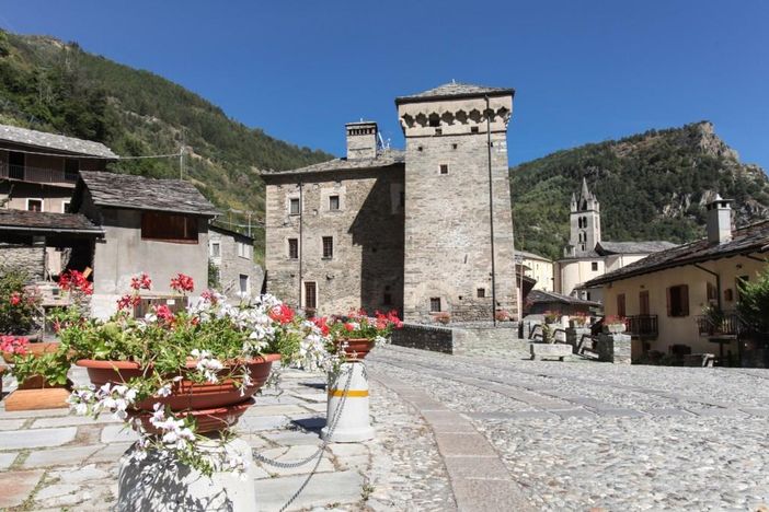 Il gruppo consiliare M5S dona defibrillatore al Comune di Avise Il gruppo consiliare M5S dona defibrillatore al Comune di Avise