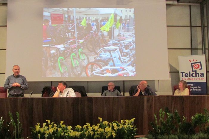 A sn, in piedi, Massimo Verduci illustra il programma della manifestazione