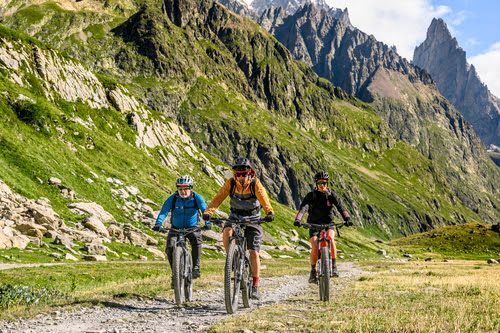Francia o Italia? Il Monte Bianco è dei cicloturisti:  navette gratuite e sentieri per pedalare senza frontiere