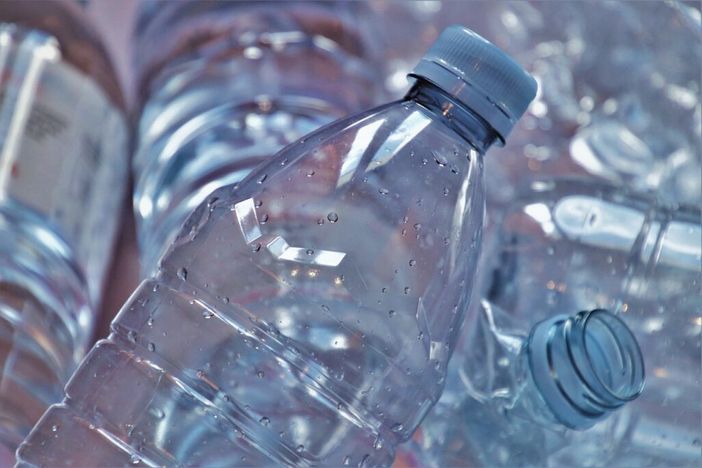 Bottiglie di plastica “100% riciclato/riciclabile”, Beuc: è greenwashing