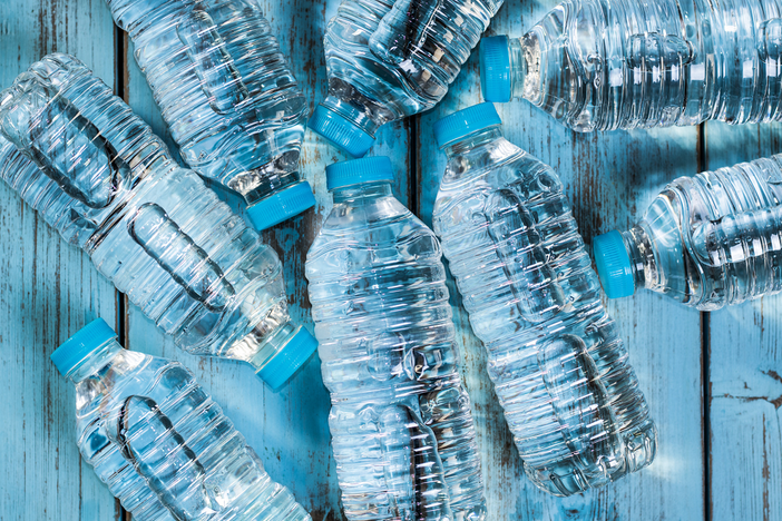 Acqua e bottiglie di plastica non vanno riutilizzate, a rischio l’igiene Acqua e bottiglie di plastica non vanno riutilizzate, a rischio l’igiene