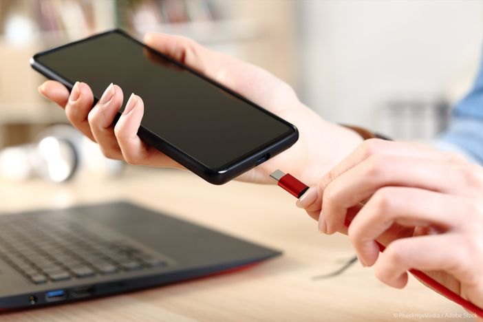 I nuovi dispositivi mobili sul mercato UE dovranno includere una porta di ricarica USB-C entro fine 2024 © PheelingsMedia / Adobe Stock