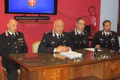 Il tenente colonnello Emanuele Caminada (al centro) durante la conferenza stampa in cui ha illustrato i dettagli dell'operazione