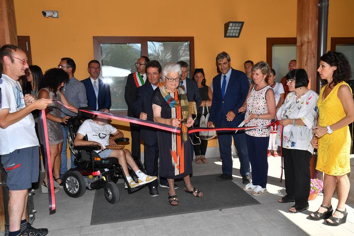 Il taglio del nastro al termine dei discorsi inaugurali