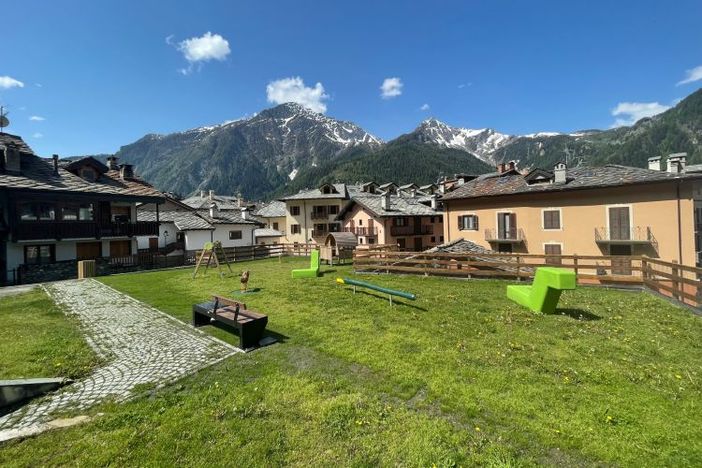 Courmayeur: Nuova veste per l'area bimbi di via Marconi Courmayeur: Nuova veste per l'area bimbi di via Marconi