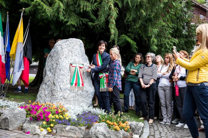 Courmayeur: Una stele in memoria di don Cirillo Perron nel parco del municipio Courmayeur: Una stele in memoria di don Cirillo Perron nel parco del municipio