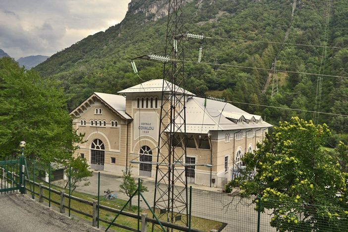 Il tratto di strada costeggia la centrale elettrica di Covalou