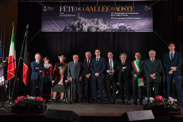 Foto di gruppo per insigniti e autorità (foto Giorgio Neyroz)