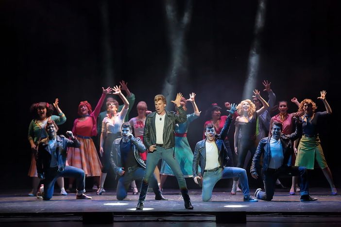 Brillantina, rock ‘n’ roll e fast food:  'Grease' sul palco dello Splendor