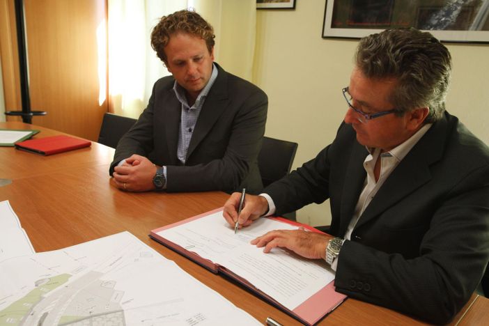 Marco Viérin firma la convenzione, alla sua destra il sindaco di Lillianes