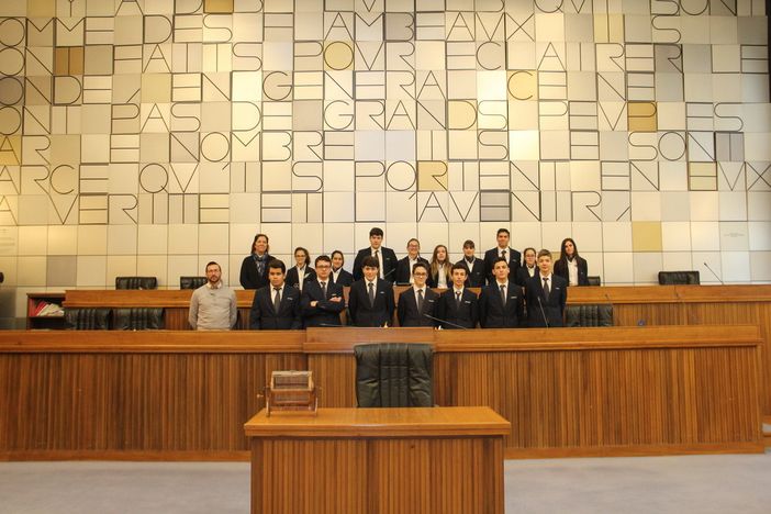 I ragazzi dell'Ipra di Chatillon. Nell'articolo la IV' elettronici dell'Isitip e il gruppo di 'Amministrazione e marketing' di Verres