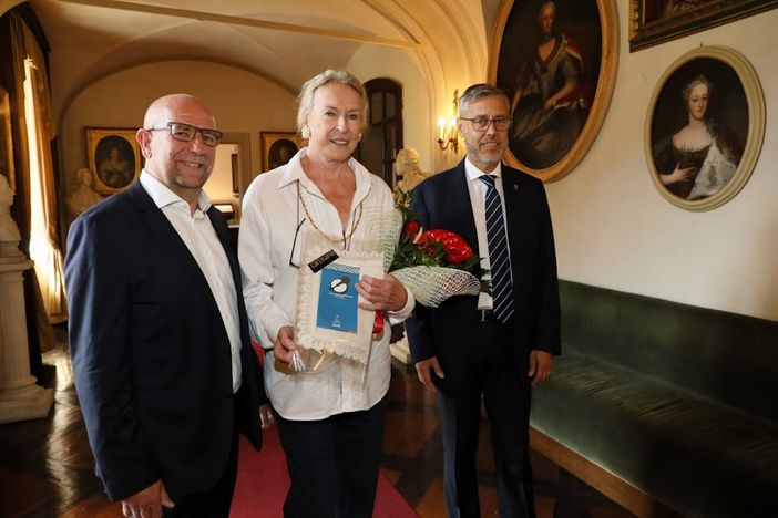 Il sindaco di Sarre, Massimo Pepellin, la Principessa Maria Gabriella e l'assessore Paolo Sammaritani durante la visita alla mostra