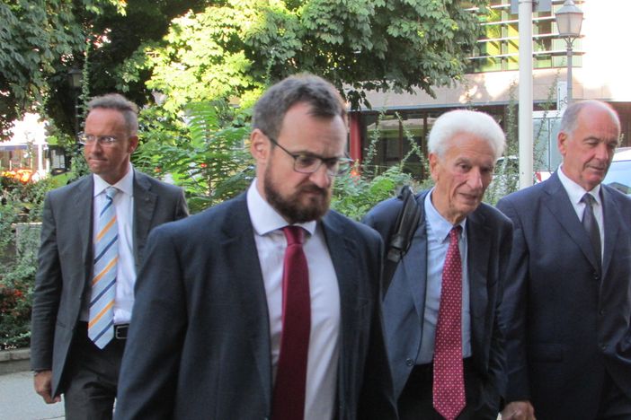 Ego Perron (primo a sn) e Augusto Rollandin (ultimo a dx) insieme a due avvocati del collegio giudicante fanno ingresso a Palazzo di Giustizia