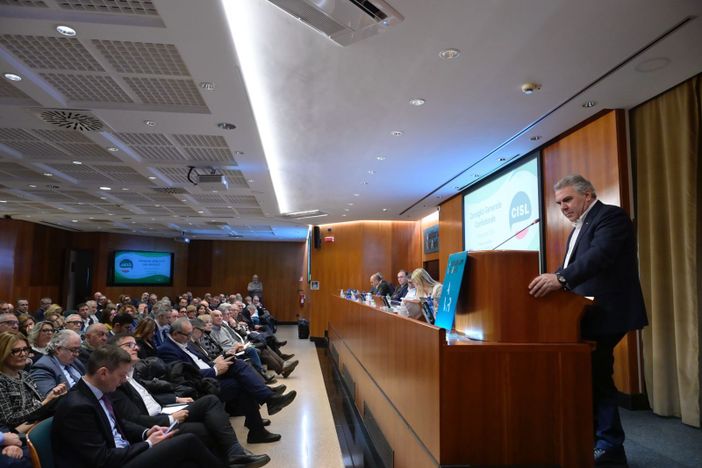 Migliorarne i contenuti per portare a casa risultati e fissare tappe per Patto della Responsabilità. Green Deal alla Cisl è sempre sembrato inadeguato Migliorarne i contenuti per portare a casa risultati e fissare tappe per Patto della Responsabilità. Green Deal alla Cisl è sempre sembrato inadeguato