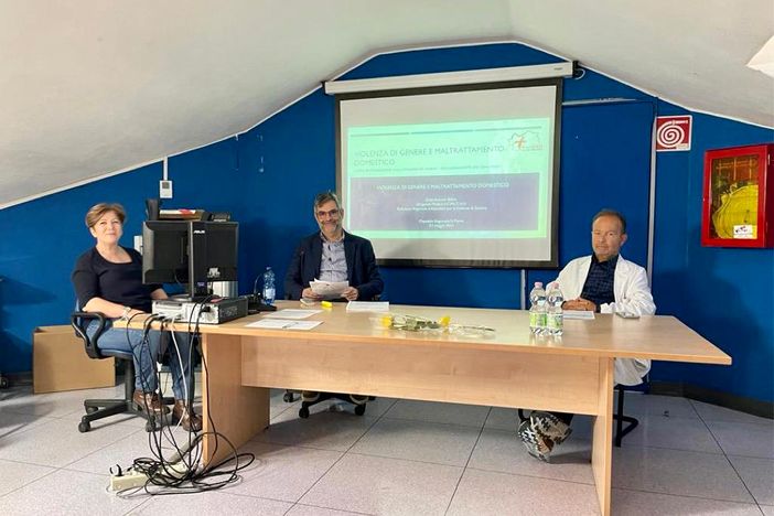 Da sx la dott.ssa Antonia Billeci,  dirigente medico della Medicina d'Urgenza e Accettazione, referente aziendale e regionale per la Violenza di Genere e responsabile scientifica del corso; il dottor Guido Giardini, Direttore Sanitario USL VdA, il dottor Stefano Podio, Direttore della Sc di Medicina e Chirurgia d'Accettazione e Urgenza