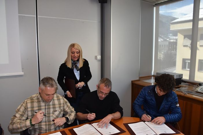 La sigla del protocollo tra i dirigenti dell'assessorato e i delegati delle società di trasporto e dei Consorzi delle autoscuole