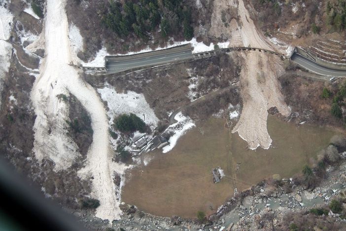 Impressionante la foto pubblicata sul profilo Fb di Maurizio Lanivi: la valanga si è praticamente 'addossata' a una casa