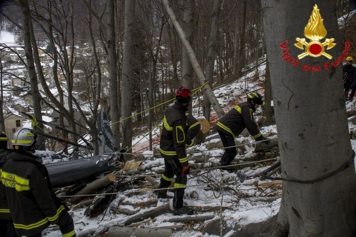 Nelle foto le operazioni di recupero dei rotami dell'elicottero Nelle foto le operazioni di recupero dei rotami dell'elicottero