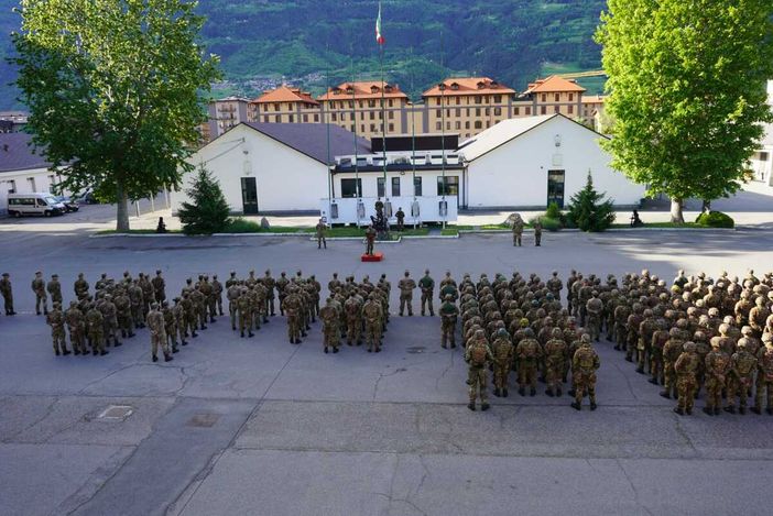 Il presonale del Centro Addestramento Alpino schierato (ph.CAA)