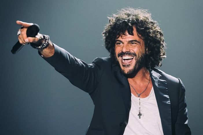 La grrinta di Francesco Renga sul palco La grrinta di Francesco Renga sul palco