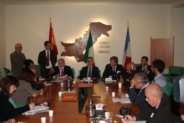 Tavolo dell'incontro triministeriale. In basso Gerardo Beneyton all'Assembela generale della Fao