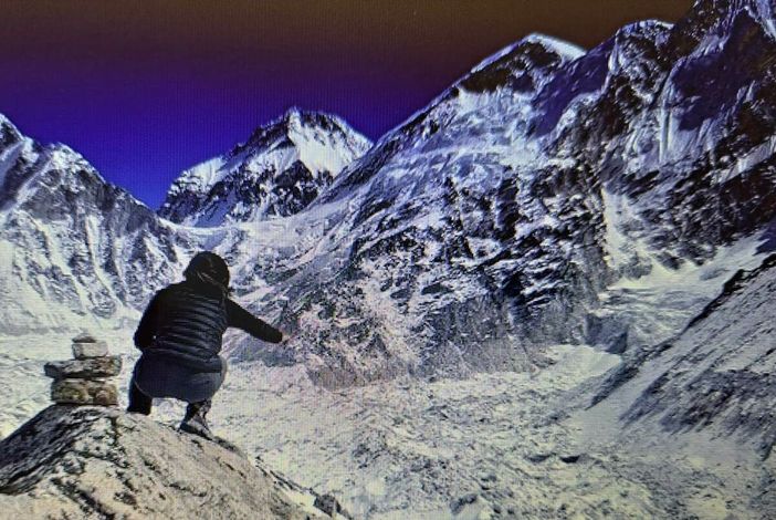 Laura, la nipote alla quale era legatissimo, ha voluto compiere il gesto più bello e più intimo. Così Virginio ai piedi del suo Everest