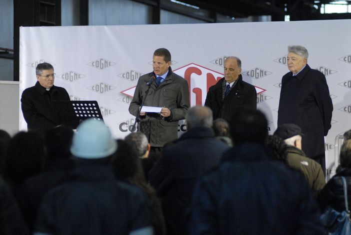 Da sinistra, il Vescovo di Aosta, Mons. Franco Lovignana; Roberto Marzorati, Augusto Rolladin, Presidente della Regione; Giuseppe Marzorati. Sotto un particolare della nuova pelatrice. Da sinistra, il Vescovo di Aosta, Mons. Franco Lovignana; Roberto Marzorati, Augusto Rolladin, Presidente della Regione; Giuseppe Marzorati. Sotto un particolare della nuova pelatrice.