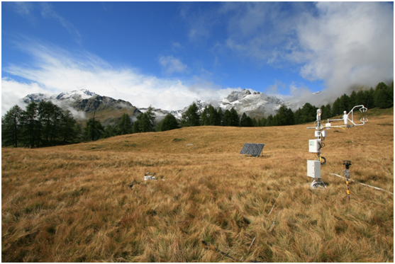 Torgnon, Valle d'Aosta. Sito di monitoraggio dell'assorbimento di CO2 da parte degli ecosistemi appartenente alle reti di ricerca Europee ICOS e eLTER (foto: Marta Galvagno, licenza CC4-BY)*