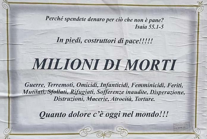 Il manifesto funebre anonimo dal messaggio pacifista