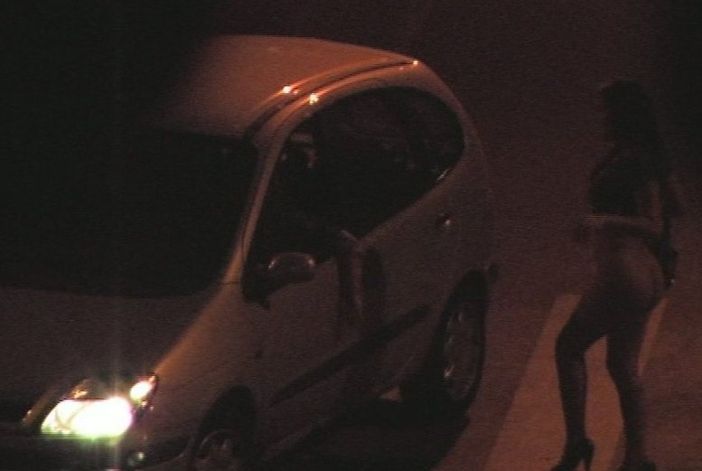 Una prostituta nordafricana raggiunge un cliente (immagine di repertorio)