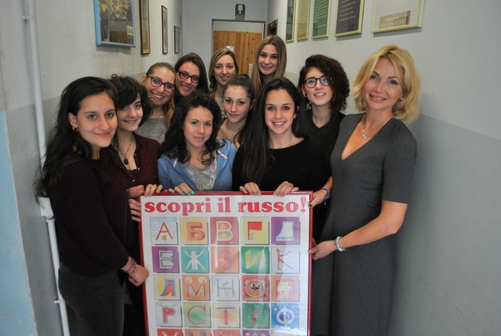 La 5 G del Liceo Botta di Ivrea affronta l’esame di certificazione linguistica. Con le studentesse la  professoressa Valeria Kochyan