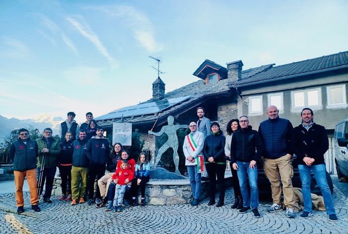 Direttivo sezione fiolet, Amministratori e giocatori davanti al monumento Direttivo sezione fiolet, Amministratori e giocatori davanti al monumento