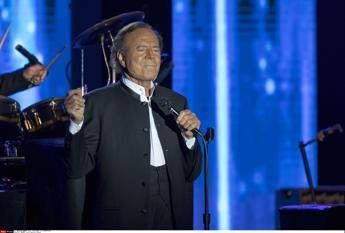 Julio Iglesias accusato di violenze sessuali, il cantante si difende: "La verità verrà a galla" Julio Iglesias accusato di violenze sessuali, il cantante si difende: "La verità verrà a galla"
