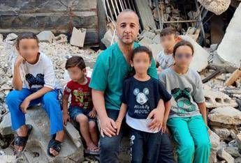 L'appello all'Italia di un medico bloccato a Gaza: "Aiutatemi a salvare i miei 5 figli" L'appello all'Italia di un medico bloccato a Gaza: "Aiutatemi a salvare i miei 5 figli"