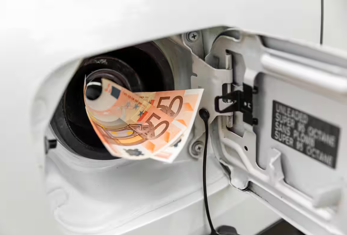 Carburanti: le quotazioni in picchiata, ma i prezzi scendono troppo lentamente Carburanti: le quotazioni in picchiata, ma i prezzi scendono troppo lentamente