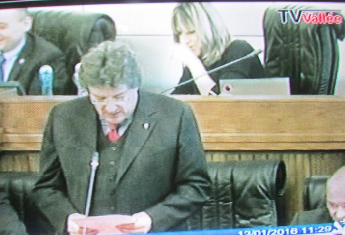 Chantal Certan, alle spalle dell'assessore Marguerettaz, immortalata in tv mentre segue distrattamente i lavori del Consiglio Valle
